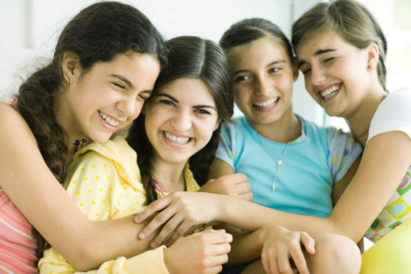 西方人,四个人,伙伴,朋友,坐,笑,微笑,露齿笑,横图,室内,白天,正面,友谊,窗户,靠垫,沙发,欧洲,欧洲人,一排,服装,靠枕,注视,休闲装,玻璃窗,排列,衣服,垫子,枕头,观察,看,靠,张嘴,休闲,休闲服,服饰,观看,察看,队列,关注,碰,友情,年轻女性,女人,女性,白种人,张开嘴,坐着,半身,彩图,皮沙发