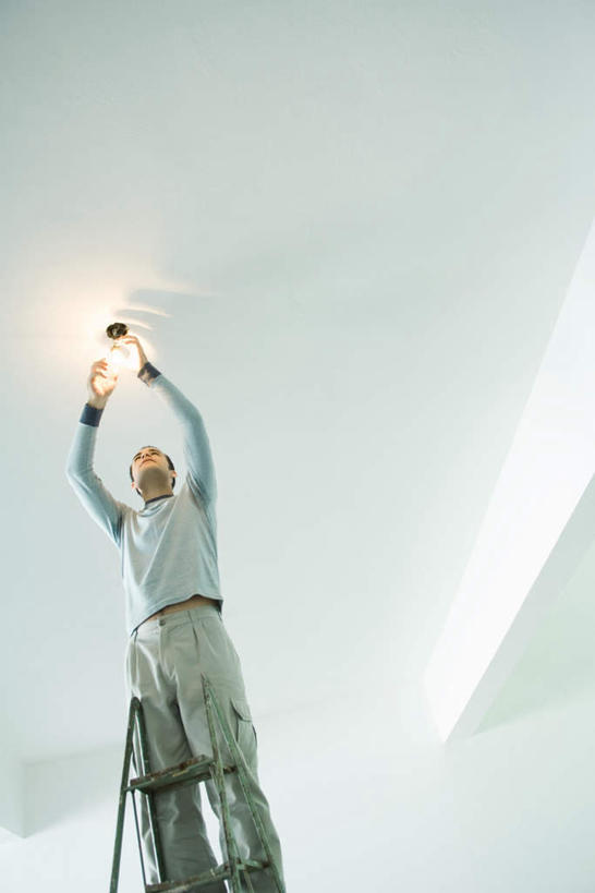 西方人,一个人,站,攀登,竖图,室内,白天,仰视,欧洲,欧洲人,仅一个男性,仅一个人,服装,梯子,阶梯,墙,灯光,拿,拿着,注视,休闲装,吊灯,墙壁,墙面,灯,仅一个年轻男性,衣服,灯具,观察,看,站着,休闲,休闲服,爬,服饰,观看,上升,装,察看,照明设备,关注,人字梯,登高,男人,男性,年轻男性,白种人,攀爬,抬头,仰头,站立,半身,彩图,低角度拍摄