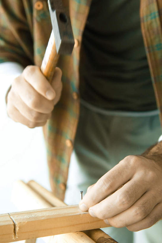 西方人,一个人,站,竖图,俯视,室内,特写,白天,欧洲,欧洲人,仅一个男性,仅一个人,一把,敲打,服装,锤子,钉子,工具,榔头,木板,墙,拿,敲,拿着,休闲装,墙壁,墙面,仅一个年轻男性,衣服,站着,休闲,休闲服,服饰,五金,变形,紧固,矫正,塑形,牢固,男人,男性,年轻男性,白种人,站立,半身,彩图,高角度拍摄,稳固