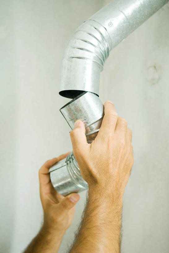 西方人,手,一个人,竖图,室内,特写,白天,白色背景,正面,欧洲,欧洲人,双手,仅一个男性,仅一个人,管子,墙,拿,拿着,墙壁,墙面,仅一个年轻男性,手部,摄影,影棚,装,男人,男性,年轻男性,白种人,半身,彩图,影棚拍摄,拍摄