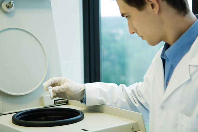 西方人,一个人,科学家,站,横图,室内,白天,正面,工作服,制服,实验,树林,植物,窗户,欧洲,欧洲人,仅一个男性,仅一个人,服装,研究,科学,实验室,研究室,拿,拿着,注视,玻璃窗,树,树木,仅一个年轻男性,衣服,绿色,自然,低头,观察,看,站着,服饰,生长,成长,观看,科研,察看,衣着,穿着,关注,化验,检验,研究所,科学研究者,化验室,检验室,工作制服,衣饰,试验机,男人,男性,年轻男性,白种人,科学工作者,站立,半身,彩图,工作套服