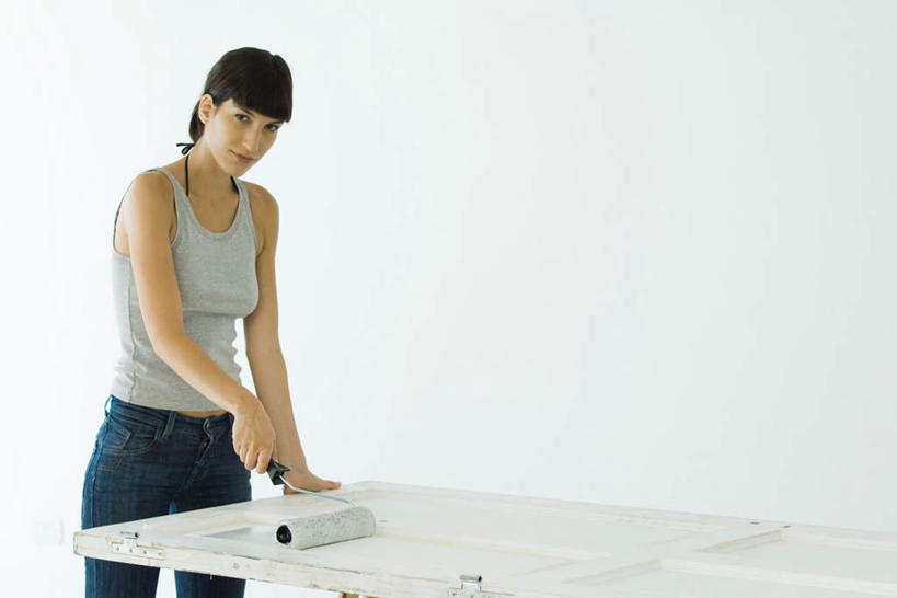 西方人,一个人,站,蹲,笑,微笑,露齿笑,横图,室内,白天,正面,门,装修,欧洲,欧洲人,仅一个年轻女性,仅一个女性,仅一个人,一把,撑,服装,墙,拿,刷,拿着,注视,休闲装,装潢,墙壁,墙面,衣服,粉刷,刷子,门框,观察,看,站着,休闲,休闲服,服饰,观看,油漆,涂料,察看,撑着,关注,年轻女性,女人,女性,白种人,蹲着,抬头,站立,半身,彩图