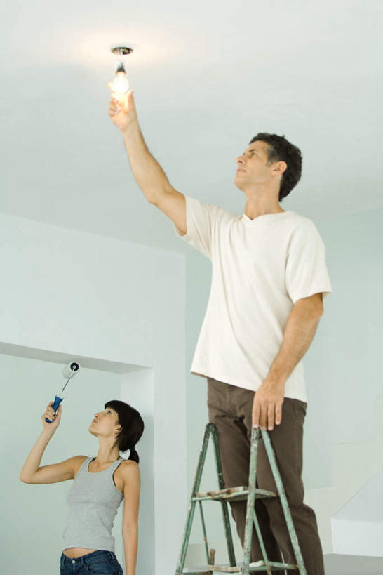 西方人,两个人,站,攀登,竖图,室内,白天,仰视,门,装修,欧洲,欧洲人,服装,装饰,壁灯,材料,梯子,扶梯,阶梯,墙,灯光,刷,注视,休闲装,装潢,墙壁,墙面,灯,衣服,粉刷,刷子,灯具,门框,观察,看,站着,休闲,休闲服,爬,服饰,观看,上升,油漆,保护,涂料,装,察看,照明设备,关注,人字梯,登高,男人,男性,年轻男性,年轻女性,女人,女性,白种人,攀爬,抬头,仰头,站立,半身,彩图,低角度拍摄