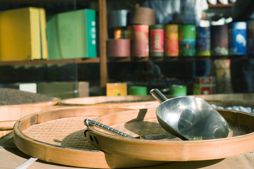 无人,交叉,横图,俯视,室内,白天,餐桌,柜子,桌子,竹子,一排,许多,阴影,竹制,整齐,编织,光线,铲子,篮子,影子,纸盒,盒子,排列,两个,阳光,包装盒,竹篮,橱柜,餐台,竹条,交织,竹制品,队列,零售店,穿插,彩图,高角度拍摄