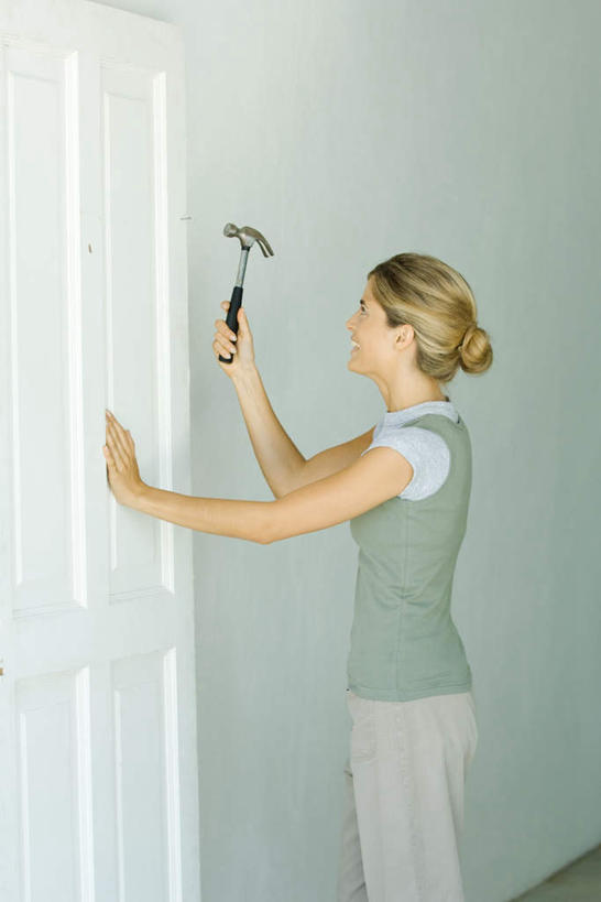 西方人,一个人,站,竖图,室内,白天,侧面,门,欧洲,欧洲人,仅一个年轻女性,仅一个女性,仅一个人,敲打,服装,锤子,瓷砖,地砖,工具,榔头,墙,地面,拿,敲,拿着,注视,休闲装,墙壁,墙面,衣服,门框,按,观察,看,站着,休闲,休闲服,服饰,观看,五金,察看,变形,紧固,关注,矫正,塑形,牢固,年轻女性,女人,女性,白种人,站立,半身,彩图