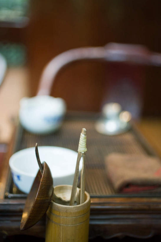 无人,竖图,俯视,室内,特写,白天,桌子,杯子,花纹,朦胧,模糊,纺织物,竹筒,一个,蓝色,茶具,夹子,水杯,毛巾,清洁,单个,保暖,透气,防水,储水,耐磨,吸水,茶杯,彩图,高角度拍摄