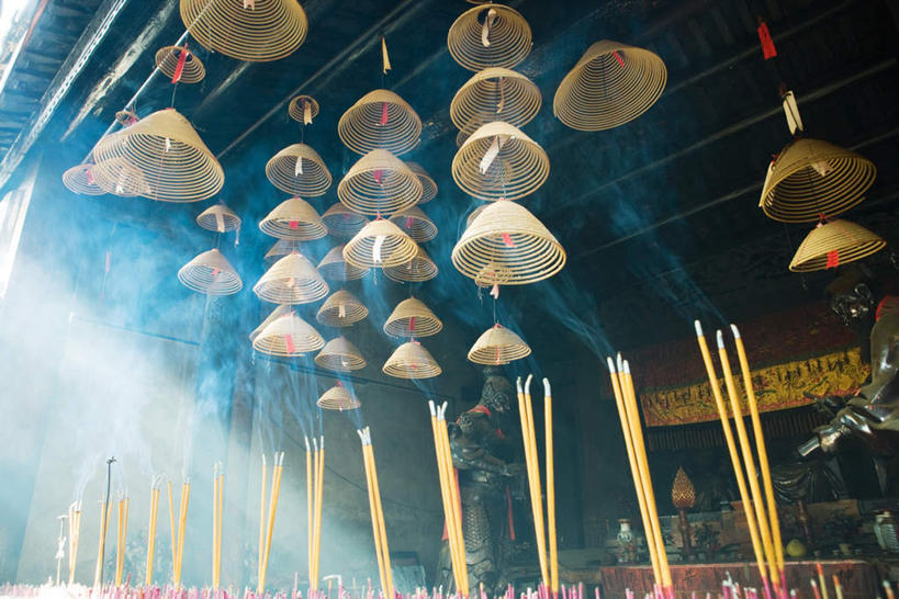 无人,寺庙,横图,室内,白天,仰视,旅游,度假,建筑,蜡烛,雕塑,许多,悬挂,阴影,节日,光线,雕刻,雕像,瓦片,影子,屋檐,烟雾,燃烧,旋转,文化,娱乐,建设,檐,佛香,阳光,香火,香烛,庙宇,祈祷,享受,休闲,健康,放松,许愿,宗教,信仰,烧香,纪念,祈求,盘香,平安,彩图,低角度拍摄,庙,寺