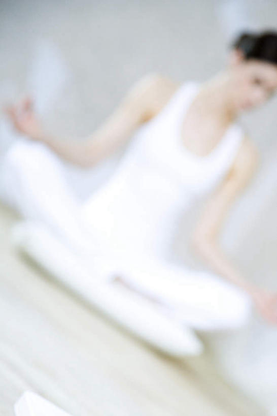 西方人,一个人,坐,盘腿,竖图,室内,白天,仰视,锻炼,瑜伽,运动,欧洲,欧洲人,仅一个年轻女性,仅一个女性,仅一个人,阴影,朦胧,模糊,反射,瓷砖,地砖,影子,地面,注视,低头,看,双手摊开,养生,体育,年轻女性,女人,女性,白种人,盘腿而坐,盘膝,盘着腿的,盘着腿坐,双腿交叉,坐着,彩图,低角度拍摄,全身,健身