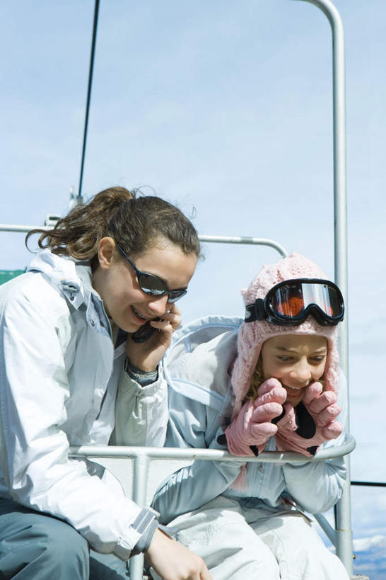 西方人,两个人,伙伴,朋友,坐,笑,打电话,微笑,露齿笑,竖图,室外,白天,正面,友谊,电话,帽子,手机,欧洲,欧洲人,阴影,光线,滑雪,眼镜,影子,听,通讯设备,缆车,衣服,蓝色,蓝天,天空,阳光,手套,天,张嘴,羽绒服,护目镜,呼喊,张大嘴巴,一部,交流,友情,年轻女性,女人,女性,白种人,张开嘴,沟通,通话,坐着,半身,彩图