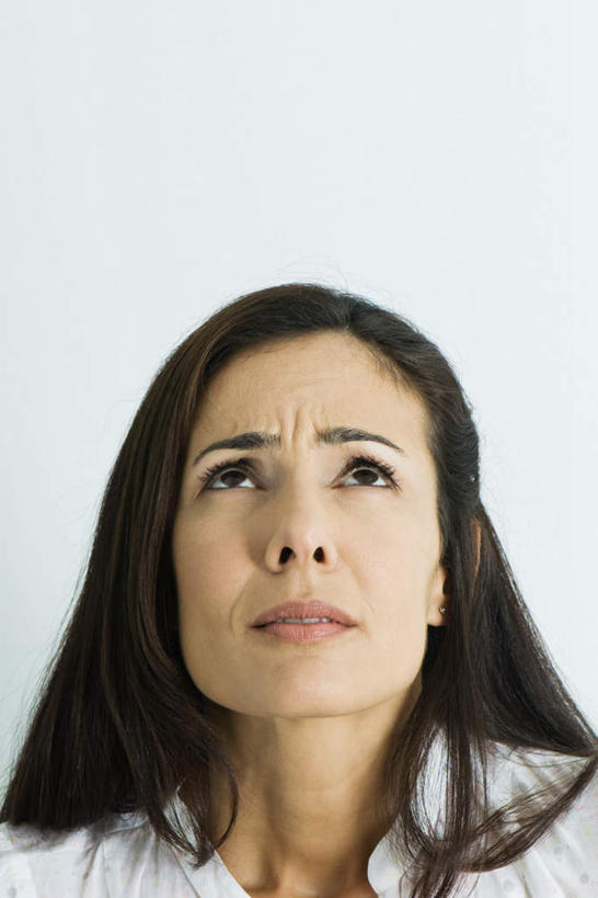 西方人,头发,一个人,站,竖图,室内,特写,白天,白色背景,正面,欧洲,欧洲人,仅一个年轻女性,仅一个女性,仅一个人,注视,衣服,白色,黑色,看,站着,皱眉,摄影,影棚,着急,焦虑,年轻女性,女人,女性,白种人,站立,半身,彩图,影棚拍摄,拍摄