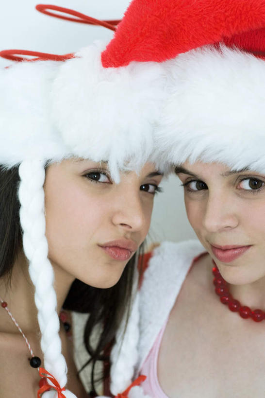 西方人,两个人,伙伴,朋友,站,笑,微笑,竖图,室内,白天,白色背景,正面,友谊,帽子,欧洲,圣诞节,欧洲人,节日,庆祝,挂饰,注视,旋转,文化,装饰品,两个,衣服,首饰,嘟嘴,看,站着,庆典,撅嘴,圣诞帽,摄影,影棚,纪念,圣诞衣,友情,年轻女性,女人,女性,白种人,站立,半身,彩图,影棚拍摄,拍摄