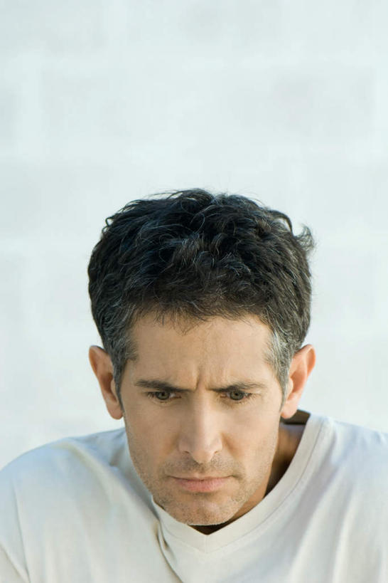 西方人,脸,头,脸颊,头发,一个人,站,竖图,室内,特写,白天,白色背景,正面,T恤衫,欧洲,欧洲人,仅一个男性,仅一个人,仅一个中年男性,T恤,注视,白色,黑色,低头,看,站着,皱眉,摄影,影棚,焦虑,男人,男性,中年男性,白种人,头部,脸部,脸蛋,面部,站立,半身,彩图,影棚拍摄,拍摄