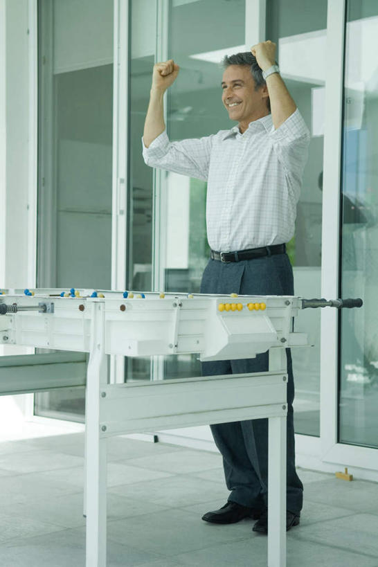 西方人,一个人,站,笑,微笑,露齿笑,竖图,室外,白天,正面,胜利,窗户,落地窗,桌子,欧洲,欧洲人,仅一个男性,仅一个人,仅一个中年男性,握,瓷砖,地砖,地面,注视,玻璃窗,看,手势,握拳,站着,握着,男人,男性,中年男性,白种人,站立,彩图,全身