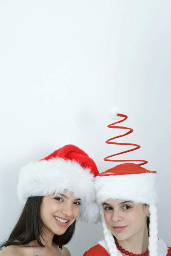 西方人,两个人,伙伴,朋友,站,笑,微笑,露齿笑,竖图,室内,白天,白色背景,正面,友谊,帽子,欧洲,圣诞节,欧洲人,节日,庆祝,挂饰,注视,旋转,文化,装饰品,两个,衣服,首饰,看,站着,庆典,圣诞帽,摄影,影棚,纪念,圣诞衣,友情,年轻女性,女人,女性,白种人,站立,半身,彩图,影棚拍摄,拍摄