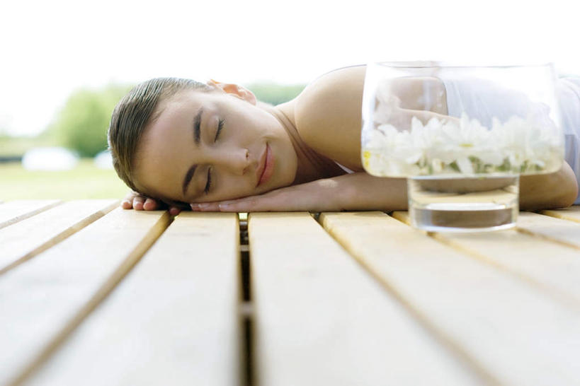 西方人,一个人,闭眼,笑,微笑,横图,室外,特写,白天,正面,草地,草坪,水,植物,欧洲,欧洲人,仅一个年轻女性,仅一个女性,仅一个人,阴影,朦胧,模糊,盛开,光线,木条,木头,液体,影子,水滴,花蕾,草,花,花瓣,花朵,鲜花,树,树木,绿色,蓝天,天空,阳光,自然,容器,天,花苞,花蕊,趴着,生长,成长,年轻女性,女人,女性,白种人,闭眼睛,闭着眼,闭着眼睛,趴,半身,彩图