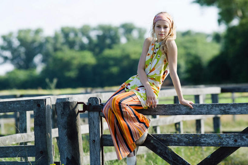 西方人,一个人,栏杆,坐,笑,微笑,露齿笑,横图,室外,白天,正面,草地,草坪,树林,植物,欧洲,欧洲人,仅一个年轻女性,仅一个女性,仅一个人,撑,阴影,朦胧,模糊,光线,影子,栅栏,篱笆,围栏,注视,休闲装,护栏,草,树,树木,绿色,蓝天,天空,阳光,自然,天,观察,看,休闲,休闲服,生长,成长,观看,察看,撑着,关注,年轻女性,女人,女性,白种人,坐着,彩图,全身