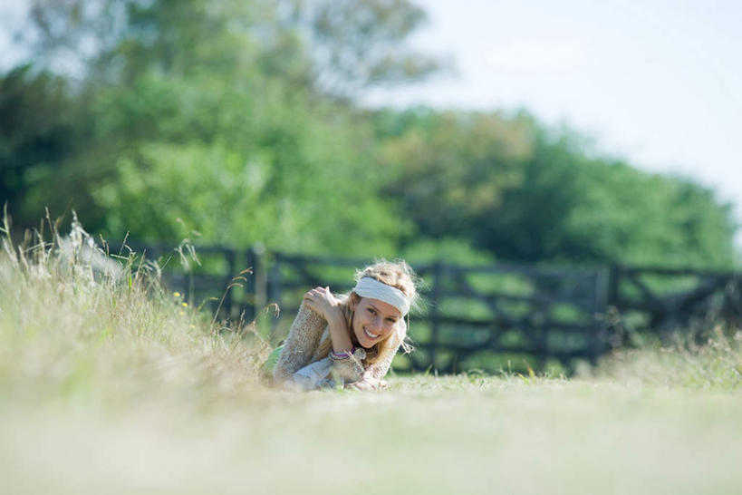 西方人,一个人,栏杆,笑,微笑,露齿笑,横图,室外,白天,正面,草地,草坪,树林,植物,欧洲,欧洲人,仅一个年轻女性,仅一个女性,仅一个人,阴影,光线,影子,栅栏,篱笆,围栏,注视,休闲装,护栏,草,树,树木,绿色,天空,阳光,自然,天,趴着,休闲,休闲服,生长,成长,年轻女性,女人,女性,白种人,趴,半身,彩图,头带
