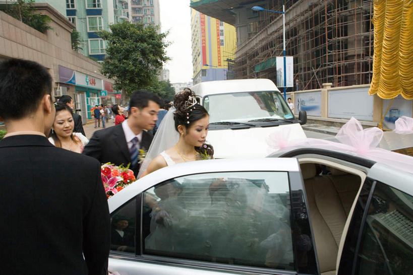 东方人,家庭,夫妻,新娘,新郎,伙伴,朋友,站,走,握手,捧,笑,微笑,露齿笑,横图,俯视,室外,白天,婚纱,爱情,快乐,友谊,植物,门,道路,街道,路,汽车,相机,亚洲,两辆,撑,阴影,庆祝,盛开,反射,影子,墙,小路,交通,许多人,结婚,浪漫,花蕾,黄种人,墙壁,墙面,车,花,花瓣,花朵,鲜花,树,树木,拍照,绿色,自然,数码相机,门框,交通工具,轿车,花苞,花蕊,站着,一群人,温暖,温馨,喜庆,一家人,恩爱,放,恋人,摄影,婚车,生长,成长,纪念,和睦,撑着,礼花,友情,老年男性,老年女性,男人,男性,年轻男性,年轻女性,女人,女性,亚洲人,情侣,照相机,拉手,捧着,手拉手,手捧,手握手,站立,走路,半身,彩图,高角度拍摄,婚礼服,礼服,高兴,照相,伴侣,融洽