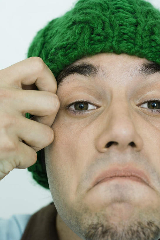 西方人,胡须,一个人,站,举,笑,摸,微笑,露齿笑,竖图,室内,特写,白天,白色背景,正面,帽子,欧洲,欧洲人,仅一个男性,仅一个人,抚摸,注视,仅一个年轻男性,一个,绿色,观察,看,托,站着,摄影,影棚,单个,观看,察看,郁闷,关注,男人,男性,年轻男性,白种人,胡子,小胡子,触摸,接触,举起,举手,举着,向上举,向上伸,向上托,站立,半身,彩图,影棚拍摄,拍摄