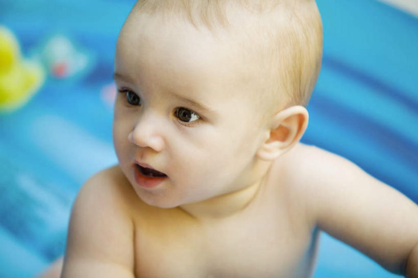 西方人,婴儿,儿童,一个人,坐,横图,俯视,室内,特写,白天,纯洁,水,玩具,欧洲,欧洲人,仅一个男性,仅一个人,阴影,朦胧,模糊,反射,液体,影子,水滴,注视,两个,小孩,蓝色,观察,看,趴着,张嘴,仅一个小孩,可爱,活泼,洗澡盆,观看,察看,关注,宝宝,张大嘴巴,纯真,烂漫,无邪,伶俐,天真,男孩,男人,男性,白种人,孩子,张开嘴,趴,坐着,半身,彩图,高角度拍摄,男生