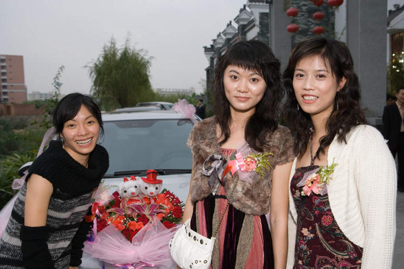 东方人,背,家庭,夫妻,伙伴,朋友,家,站,笑,微笑,露齿笑,横图,室外,白天,正面,爱情,婚礼,快乐,友谊,草地,草坪,植物,汽车,亚洲,一辆,许多,撑,朦胧,模糊,庆祝,盛开,包,灯笼,皮包,房屋,屋子,许多人,结婚,浪漫,花蕾,依靠,注视,黄种人,楼房,住宅,车,草,花,花瓣,花朵,鲜花,树,树木,蓝色,绿色,蓝天,天空,自然,交通工具,轿车,天,花苞,花蕊,观察,看,站着,一群人,温暖,温馨,喜庆,一家人,恩爱,恋人,婚车,生长,成长,观看,纪念,单肩包,和睦,察看,撑着,关注,友情,男人,男性,年轻男性,年轻女性,女人,女性,中年男性,中年女性,亚洲人,情侣,站立,半身,彩图,高兴,房子,伴侣,融洽