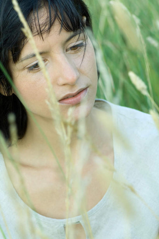 竖图,俯视,室外,白天,草地,草坪,植物,叶子,阴影,光线,影子,草丛,绿叶,T恤,草,树叶,绿色,阳光,嫩叶,遮,晴朗,遮挡,遮盖,遮蔽,叶,叶片,半身,彩图,高角度拍摄