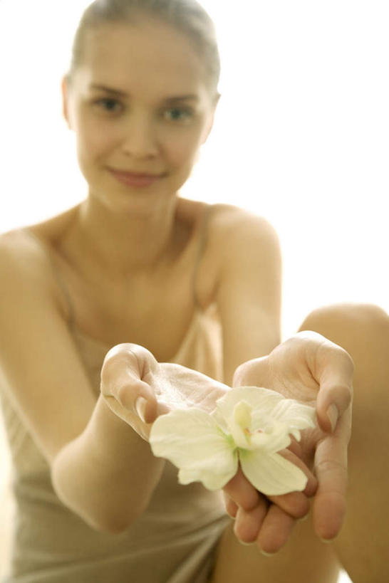 西方人,裸体,一个人,按摩师,笑,摸,微笑,露齿笑,竖图,室外,白天,侧面,按摩,美容,欧洲,欧洲人,仅一个年轻女性,仅一个女性,仅一个人,抚摸,护肤,盛开,花蕾,注视,裸露,花,花瓣,花朵,鲜花,花苞,花蕊,看,保养,享受,休闲,放松,专注,美体,凝视,赤裸,裸,养颜,指压,赤身,兰花,年轻女性,女人,女性,白种人,技师,触摸,接触,半身,彩图,推拿