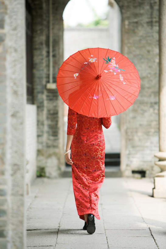 东方人,一个人,走,竖图,室外,白天,幸福,石头,门,道路,路,亚洲,仅一个年轻女性,仅一个女性,仅一个人,阴影,旗袍,光线,瓷砖,地砖,伞,石子,影子,雨伞,纸伞,柱子,长廊,小路,走道,走廊,过道,地面,交通,古典,油纸伞,黄种人,文化,弄堂,石柱,背面,红色,阳光,门框,乡间小路,纪念,吉祥,古朴,平安,年轻女性,女人,女性,亚洲人,石块,步行,散步,走路,彩图,全身,传统服装,传统文化
