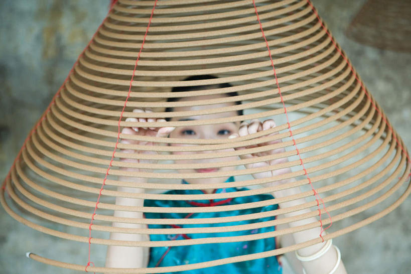 东方人,一个人,寺庙,举,横图,俯视,室内,白天,蜡烛,亚洲,仅一个年轻女性,仅一个女性,仅一个人,旗袍,节日,墙,烟雾,燃烧,注视,黄种人,文化,墙壁,墙面,佛香,蓝色,香火,香烛,庙宇,点燃,看,祈祷,托,健康,专注,许愿,宗教,信仰,烧香,纪念,仔细,祈求,关注,平安,年轻女性,女人,女性,亚洲人,举起,举手,举着,向上举,向上伸,向上托,半身,彩图,高角度拍摄,传统服装,庙,寺