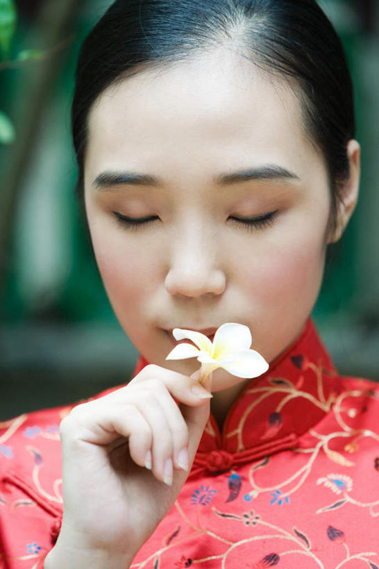 东方人,手,一个人,闭眼,竖图,室外,白天,正面,植物,亚洲,仅一个年轻女性,仅一个女性,仅一个人,握,旗袍,盛开,拿,花蕾,拿着,黄种人,闻,花,花瓣,花朵,鲜花,树,树木,红色,绿色,自然,花苞,花蕊,低头,手部,香味,握着,生长,成长,兰花,年轻女性,女人,女性,亚洲人,闭眼睛,闭着眼,闭着眼睛,半身,彩图,传统服装,传统文化