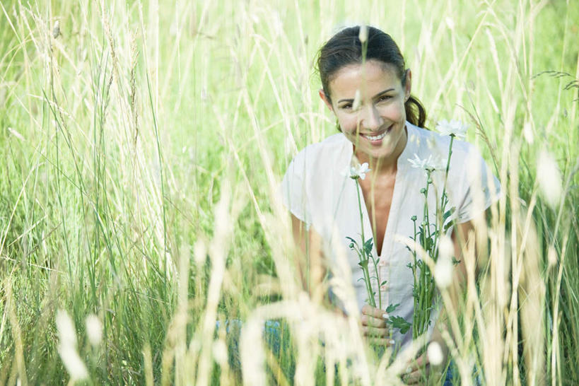 西方人,一个人,蹲,笑,微笑,露齿笑,横图,俯视,室外,特写,白天,衬衫,草地,草坪,植物,欧洲,欧洲人,仅一个年轻女性,仅一个女性,仅一个人,握,阴影,光线,影子,拿,拎,拿着,注视,草,绿色,阳光,探头,观察,看,凝视,握着,遮,查看,遮挡,注意,关注,遮盖,遮蔽,年轻女性,女人,女性,白种人,蹲着,半身,彩图,高角度拍摄,衬衣,拎着
