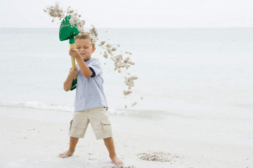 西方人,儿童,一个人,站,投,举,闭眼,横图,俯视,室外,白天,游戏,纯洁,沙滩,欧洲,欧洲人,仅一个男性,仅一个人,握,阴影,短裤,光线,铲子,沙子,影子,海岸,沙地,拿,玩,T恤,铲,拿着,娱乐,小孩,阳光,托,站着,仅一个小孩,休闲,短袖,可爱,童年,童趣,握着,翘,童真,烂漫,无邪,天真,男孩,男人,男性,白种人,孩子,海滩,闭眼睛,闭着眼,闭着眼睛,举起,举手,举着,抛,扔,撒,抬头,玩耍,嬉戏,向上举,向上伸,向上托,仰头,掷,彩图,高角度拍摄,全身,男生