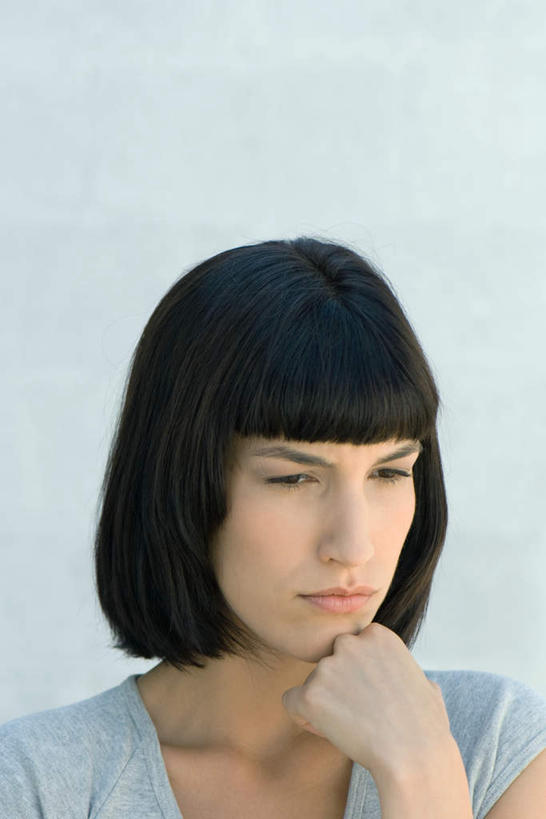 西方人,脸,头,脸颊,一个人,竖图,室内,特写,白天,白色背景,正面,T恤衫,欧洲,欧洲人,仅一个年轻女性,仅一个女性,仅一个人,撑,T恤,托腮,注视,观察,看,托,思考,眯眼,短袖,考虑,想,沉思,凝视,摄影,影棚,查看,注意,关注,托下巴,刘海,年轻女性,女人,女性,白种人,头部,脸部,脸蛋,面部,半身,彩图,影棚拍摄,拍摄