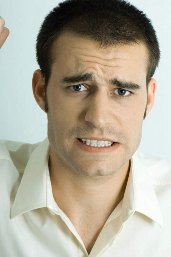 西方人,脸,头,嘴,脸颊,一个人,竖图,室内,特写,白天,白色背景,正面,衬衫,欧洲,欧洲人,仅一个男性,仅一个人,注视,仅一个年轻男性,嘟嘴,观察,看,鬼脸,皱眉,撅嘴,凝视,摄影,影棚,查看,注意,关注,男人,男性,年轻男性,白种人,头部,脸部,脸蛋,面部,嘴巴,嘴唇,半身,彩图,影棚拍摄,衬衣,拍摄