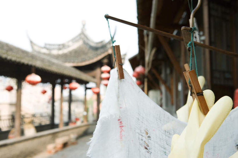 无人,家,横图,室外,特写,白天,正面,窗户,门,道路,路,衣架,阴影,朦胧,模糊,光线,灯笼,纱布,瓦片,影子,长廊,房屋,墙,亭子,屋檐,屋子,围墙,走道,走廊,过道,抹布,楼房,檐,玻璃窗,民房,墙壁,墙面,住宅,红色,阳光,夹子,手套,门框,塑胶手套,挂衣架,晾衣架,彩图,房子