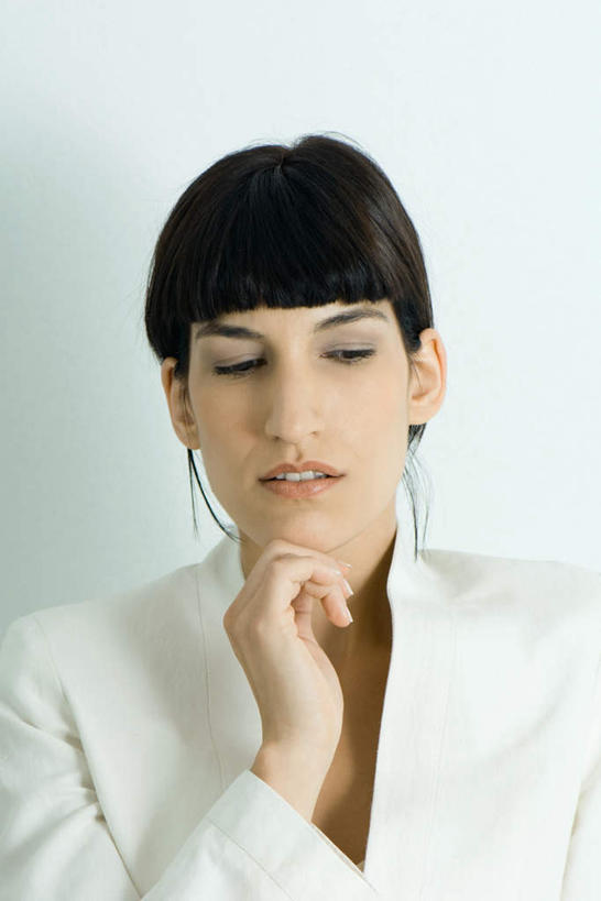 西方人,一个人,商务人士,商务女性,竖图,室内,特写,白天,白色背景,正面,欧洲,欧洲人,仅一个年轻女性,仅一个女性,仅一个人,撑,套装,托腮,注视,低头,观察,看,托,思考,想,沉思,凝视,摄影,影棚,查看,注意,关注,托下巴,商务装,工薪阶层,刘海,年轻女性,女人,女性,白种人,白领,上班族,半身,彩图,影棚拍摄,拍摄