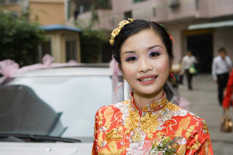 东方人,背,三个人,家庭,夫妻,新娘,家,站,笑,微笑,露齿笑,横图,室外,特写,白天,正面,婚纱,爱情,婚礼,快乐,植物,窗户,门,汽车,亚洲,一辆,阴影,旗袍,朦胧,模糊,庆祝,反射,包,皮包,影子,房屋,屋子,结婚,浪漫,注视,黄种人,楼房,玻璃窗,住宅,车,树,树木,绿色,自然,门框,交通工具,轿车,看,站着,温暖,温馨,喜庆,一家人,恩爱,恋人,婚车,生长,成长,纪念,单肩包,和睦,男人,男性,年轻男性,年轻女性,女人,女性,亚洲人,情侣,站立,半身,彩图,婚礼服,礼服,高兴,房子,伴侣,融洽