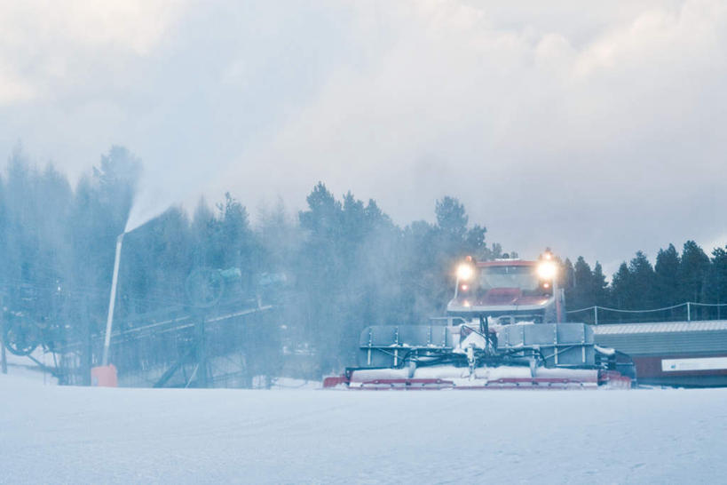 无人,横图,室外,白天,仰视,旅游,度假,美景,雪,植物,大雪,照明,阴影,朦胧,模糊,光线,影子,积雪,景观,雪景,云,云朵,冬天,灯光,云彩,娱乐,车,灯,树,树木,绿色,白云,蓝天,天空,自然,灯具,天,吹,享受,休闲,景色,放松,生长,成长,照亮,照明设备,自然风光,前照灯,前大灯,车前灯,扫雪车,彩图,低角度拍摄