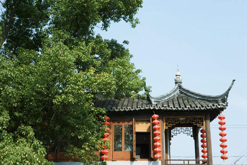 无人,寺庙,栏杆,横图,室外,白天,仰视,植物,窗户,中国,亚洲,节日,灯笼,瓦片,栅栏,房顶,屋檐,云,云朵,围栏,燃烧,云彩,文化,护栏,檐,树,树木,红色,蓝色,绿色,白云,蓝天,天空,自然,香火,庙宇,天,祈祷,健康,许愿,宗教,信仰,生长,成长,纪念,祈求,东亚,中华人民共和国,平安,彩图,低角度拍摄,庙,寺
