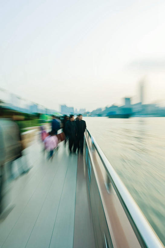 东方人,高楼大厦,栏杆,竖图,室外,白天,正面,度假,湖,湖泊,美景,水,城市风光,城市,大厦,建筑,亚洲,行人,朦胧,模糊,瓷砖,地砖,栅栏,湖面,景观,水流,水面,云,云朵,围栏,地面,许多人,云彩,黄种人,娱乐,护栏,路人,江面,蓝色,白云,蓝天,天空,湖水,天,一群人,享受,休闲,景色,放松,过客,男人,男性,女人,女性,中年男性,中年女性,亚洲人,彩图,全身,大楼,高层建筑,高楼