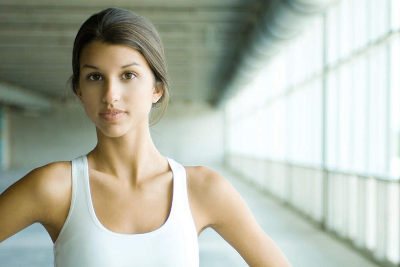 西方人,脸,头,脸颊,一个人,站,笑,微笑,竖图,室内,特写,白天,正面,窗户,落地窗,欧洲,欧洲人,仅一个年轻女性,仅一个女性,仅一个人,朦胧,模糊,背心,注视,手叉腰,肩膀,玻璃窗,白色,叉腰,观察,看,站着,观看,察看,关注,单手叉腰,年轻女性,女人,女性,白种人,头部,脸部,脸蛋,面部,站立,半身,彩图