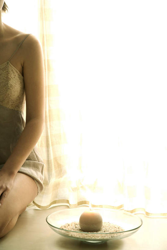 西方人,一个人,坐,跪,竖图,室内,白天,正面,窗户,窗帘,地板,落地窗,蜡烛,欧洲,欧洲人,仅一个年轻女性,仅一个女性,仅一个人,阴影,朦胧,模糊,装饰,光线,碟子,火焰,盘,影子,烛光,地面,燃烧,木地板,玻璃窗,帘子,盘子,碟,点燃,遮阳,沙粒,华丽,修饰,点缀,衬托,美观,雅致,雅观,年轻女性,女人,女性,白种人,坐着,半身,彩图