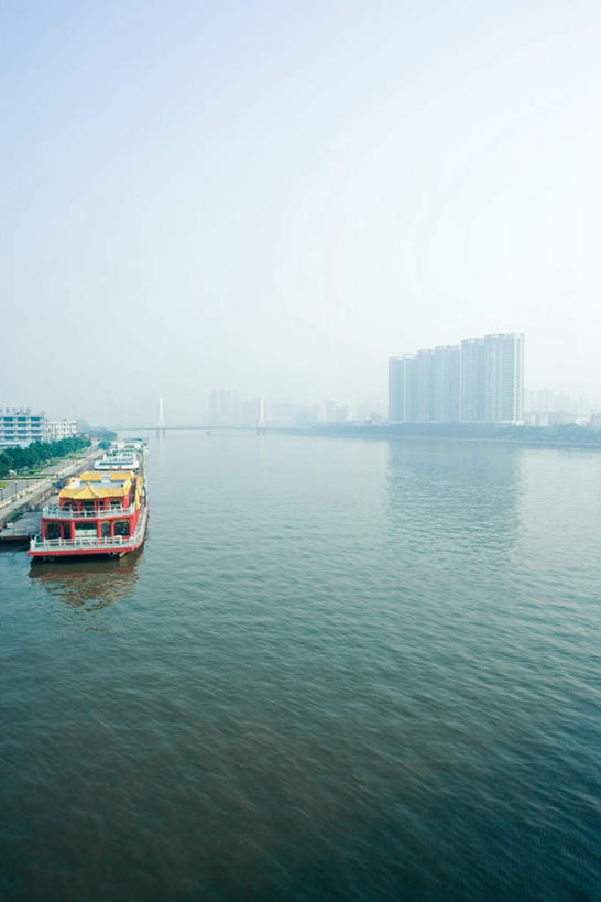 无人,家,竖图,俯视,室外,白天,度假,河流,美景,水,雾,城市风光,标志建筑,城市,地标,建筑,船,中国,亚洲,朦胧,模糊,房屋,屋子,河水,景观,水流,云,云朵,建筑群,云彩,娱乐,建设,楼房,江面,住宅,蓝色,白云,蓝天,天空,交通工具,天,享受,休闲,景色,放松,迷雾,舟,东亚,中华人民共和国,彩图,高角度拍摄,房子