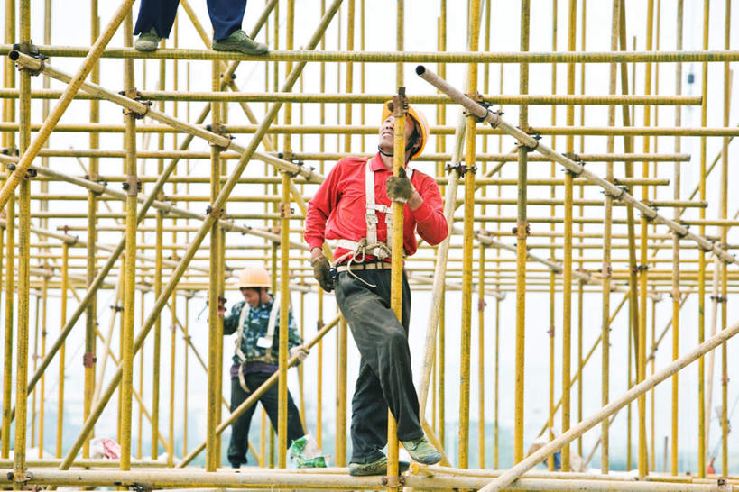 东方人,三个人,伙伴,朋友,机修工,工厂,站,攀登,横图,室外,白天,正面,工作服,制服,友谊,合作,团队,雾,标志建筑,地标,建筑,亚洲,握,朦胧,模糊,云,云朵,建筑群,拿,云彩,拎,拿着,黄种人,建设,水泥,施工,工人,白云,天空,安全帽,天,站着,起重机,爬,钢筋,钢管,战略,握着,迷雾,钢架,联合,合谋,工作制服,配合,协作,男人,男性,中年男性,亚洲人,中国人,机械师,机修工人,大雾,攀爬,站立,半身,彩图,工作套服,工地,制造厂,拎着