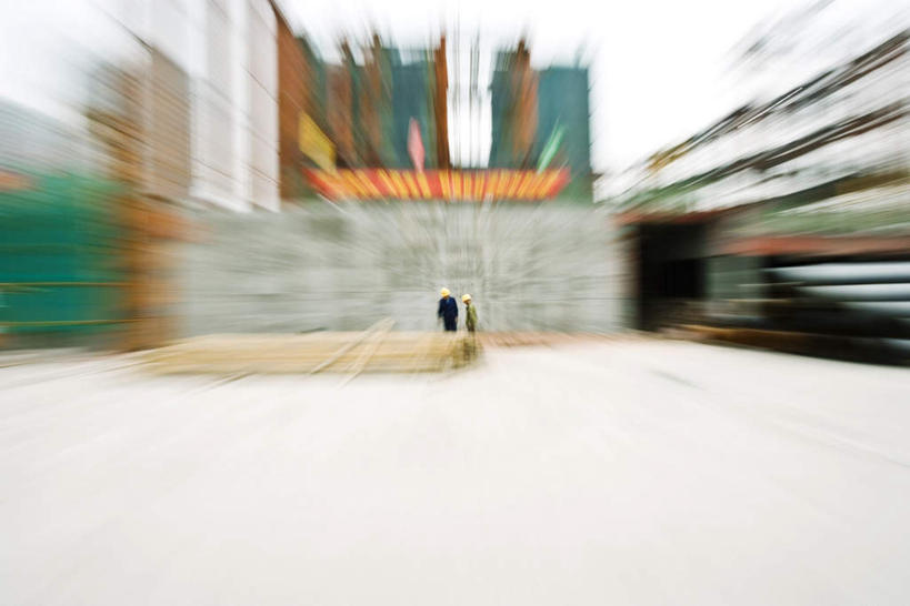 东方人,两个人,伙伴,朋友,机修工,站,走,横图,室外,白天,仰视,工作服,制服,友谊,合作,团队,雾,标志建筑,地标,建筑,亚洲,握,朦胧,模糊,支架,云,云朵,建筑群,拿,云彩,拎,拿着,黄种人,建设,水泥,架子,脚手架,施工,工人,白云,天空,安全帽,建筑工地,天,站着,起重机,钢筋,钢管,战略,握着,支撑,固定,迷雾,钢架,联合,合谋,地盘,建筑地盘,施工地盘,工作制服,配合,协作,男人,男性,中年男性,亚洲人,机械师,机修工人,大雾,步行,散步,站立,走路,彩图,低角度拍摄,全身,工作套服,工地,拎着,稳固