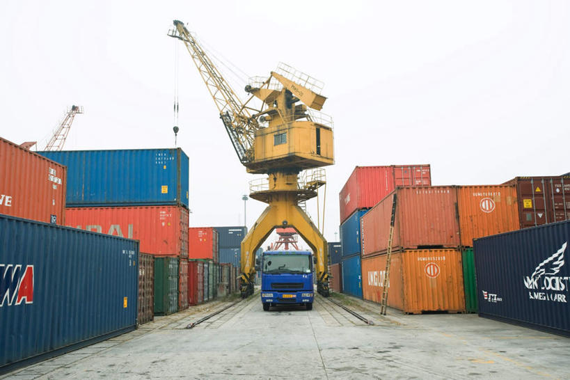 无人,码头,横图,室外,白天,仰视,度假,技术,美景,城市风光,城市,道路,港口,建筑,卡车,路,公路,景观,云,云朵,集装箱,交通,云彩,娱乐,设备,吊车,施工,白云,蓝天,天空,交通工具,天,享受,休闲,机械,起重机,景色,放松,集装箱车,货车,铲车,工程,载具,货运车,工作车,施工车,汽车吊,马路,载重汽车,彩图,低角度拍摄,摆渡口,埠头,渡口,渡头,港湾,海港,货运码头,口岸,商港