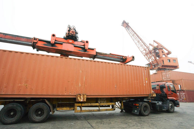 无人,码头,横图,室外,白天,仰视,度假,技术,美景,城市风光,城市,道路,港口,建筑,路,公路,一排,整齐,景观,集装箱,交通,娱乐,设备,吊车,排列,施工,天空,交通工具,天,享受,休闲,机械,起重机,景色,放松,晴朗,堆,铲车,工程,队列,载具,万里无云,工作车,施工车,汽车吊,晴空,晴空万里,马路,彩图,低角度拍摄,摆渡口,埠头,渡口,渡头,港湾,海港,货运码头,口岸,商港