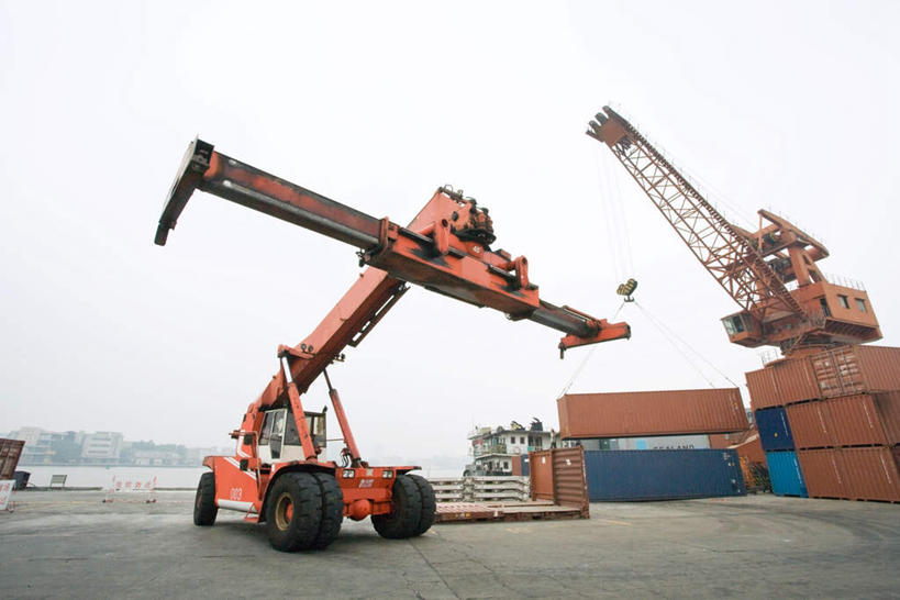 无人,码头,横图,室外,白天,仰视,度假,技术,美景,城市风光,城市,道路,港口,建筑,路,公路,一排,整齐,景观,集装箱,交通,娱乐,设备,吊车,排列,施工,天空,交通工具,天,享受,休闲,机械,起重机,景色,放松,晴朗,堆,铲车,工程,队列,载具,万里无云,工作车,施工车,汽车吊,晴空,晴空万里,马路,彩图,低角度拍摄,摆渡口,埠头,渡口,渡头,港湾,海港,货运码头,口岸,商港