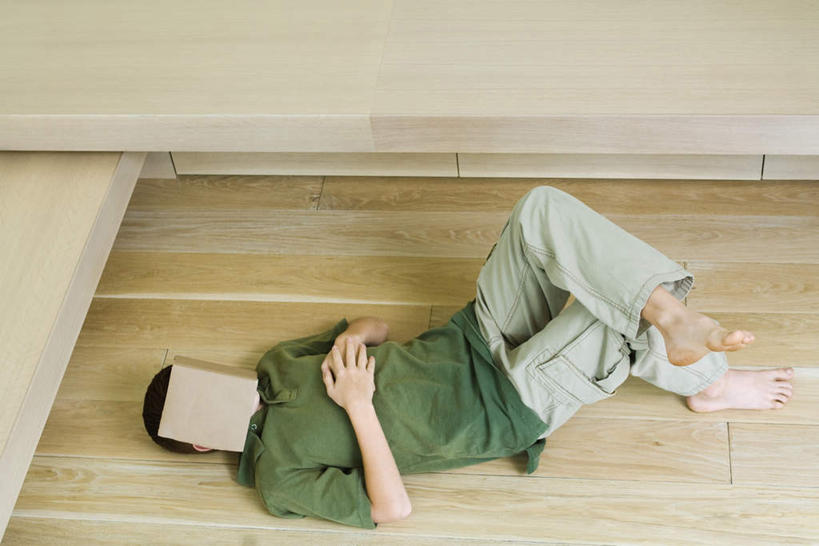 西方人,一个人,躺,握手,横图,俯视,室内,白天,地板,欧洲,欧洲人,仅一个男性,仅一个人,阴影,光线,影子,地面,休闲装,木地板,台阶,仅一个年轻男性,休闲,休闲服,遮,遮挡,遮盖,遮蔽,卧着,男人,男性,年轻男性,白种人,手握手,躺着,卧,彩图,高角度拍摄,全身