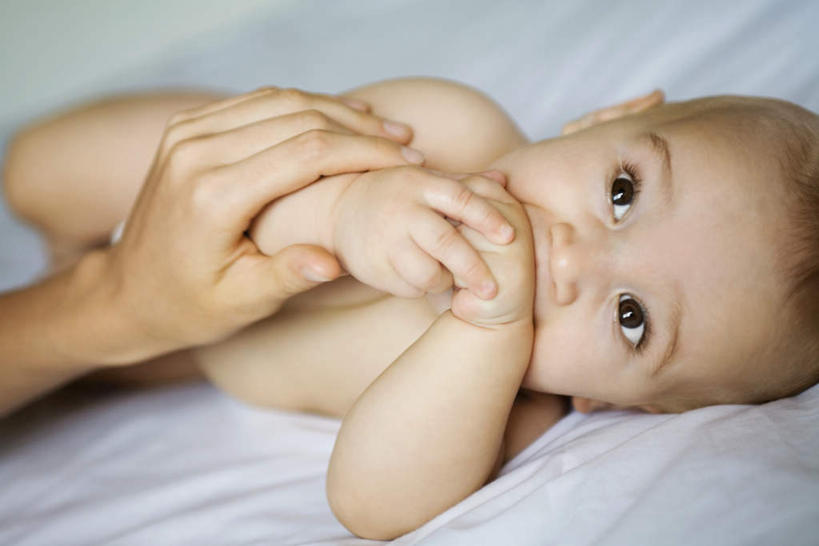 西方人,婴儿,儿童,两个人,家庭,母亲,躺,横图,俯视,室内,特写,白天,纯洁,床,欧洲,欧洲人,咬,朦胧,模糊,床单,注视,被子,小孩,看,温暖,温馨,一家人,可爱,母爱,童年,童趣,单人床,活泼,咬着,和睦,被单,宝宝,童真,纯真,烂漫,无邪,母婴,卧着,伶俐,天真,年轻女性,女人,女性,白种人,孩子,年轻人,躺着,卧,半身,彩图,高角度拍摄,融洽